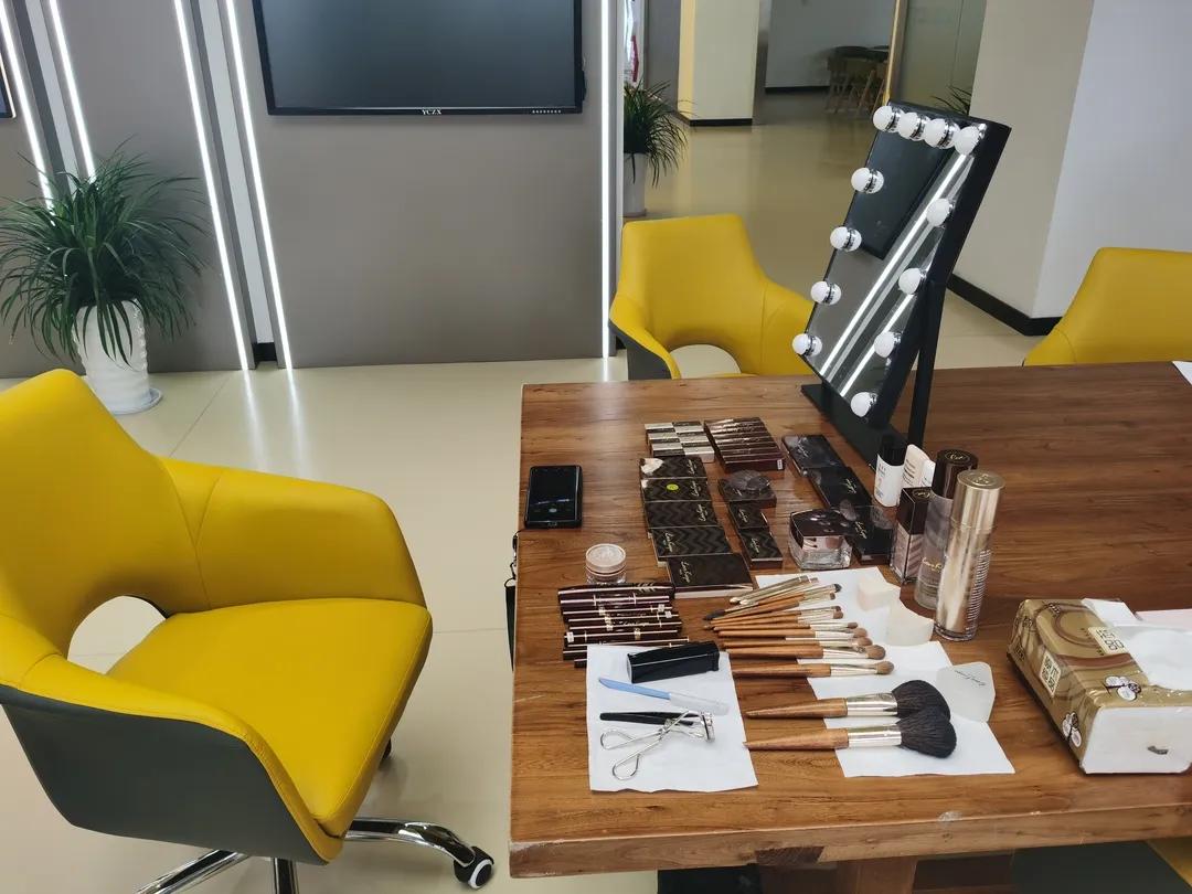 彩妆小课堂,美妆小课堂开课带多少口红