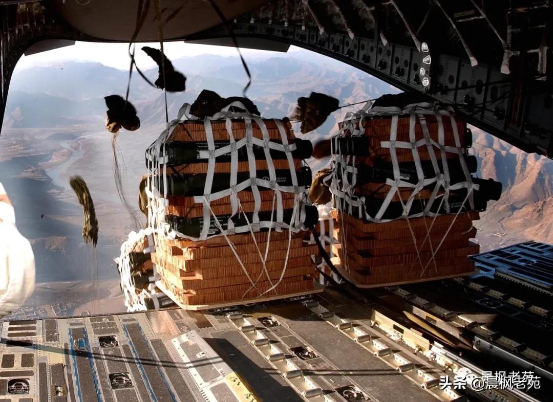 我军空降兵跳伞视频,解放军空降兵大规模跳伞