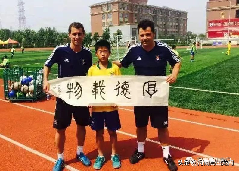 文武双全化铭灿:书法作品频频获奖球场上的偶像是伊涅斯塔