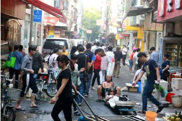 东莞城中村遍布“荒废”出租屋，租金2百元不到：听听网友怎么说