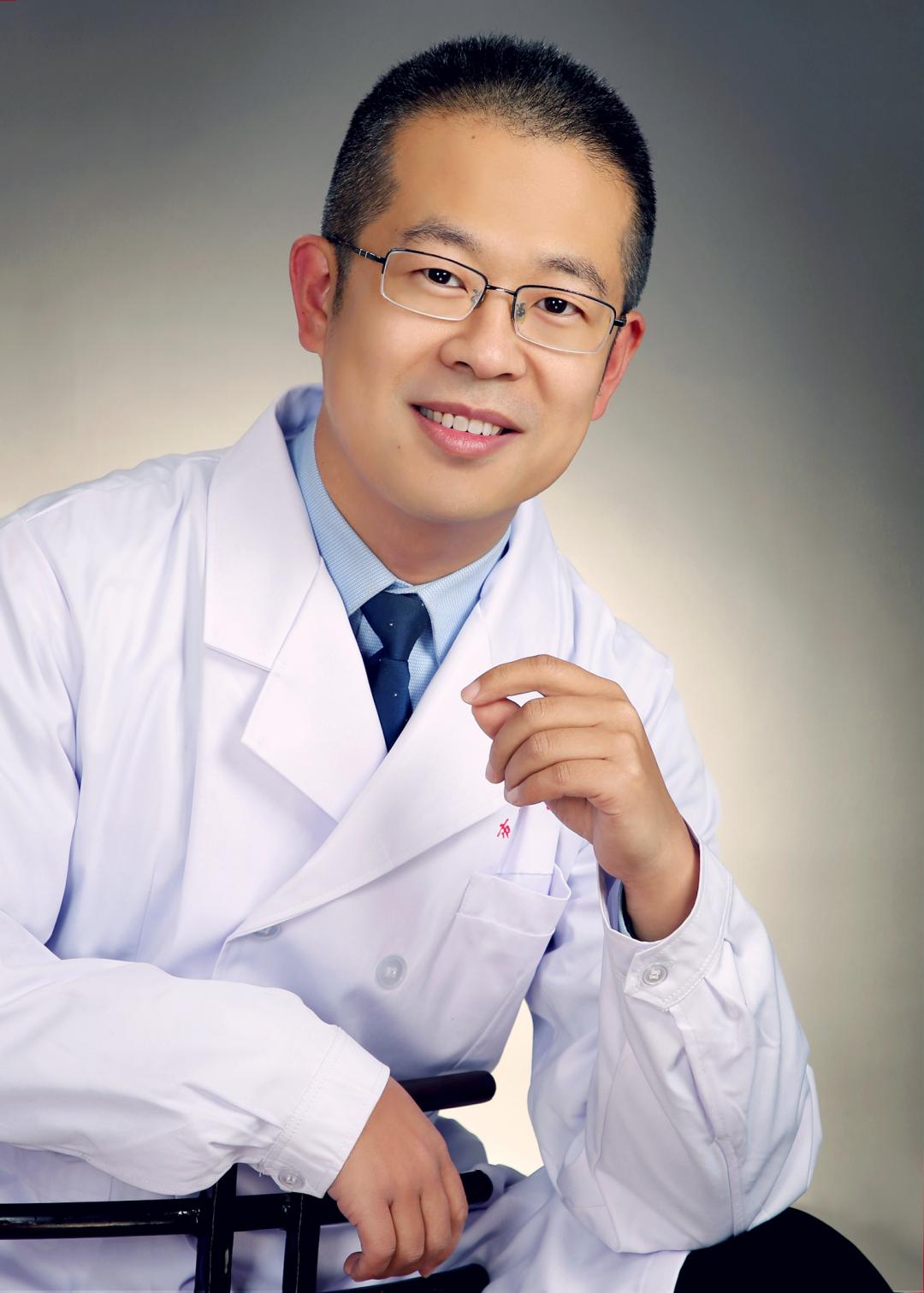 12月5日,九三学社山西省委医疗专家在汾东院区义诊送健康