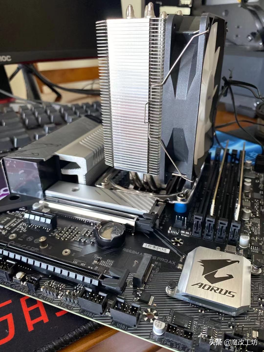 技嘉上I9翻车！99元B560M雪雕主板能白嫖？13相供电支持蓝牙WIFI