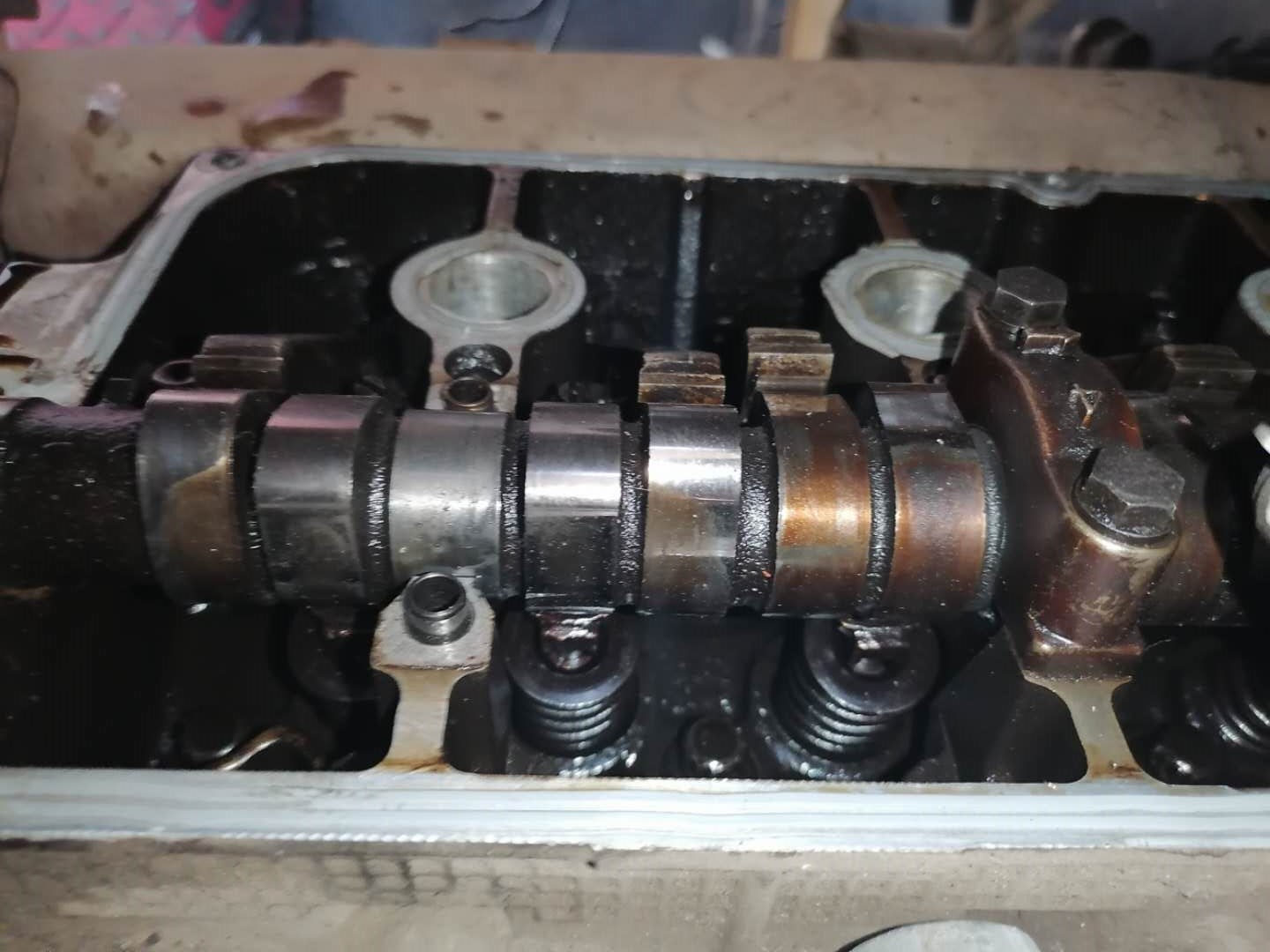 凸轮轴瓦盖不上油,凸轮轴瓦盖上紧转不动