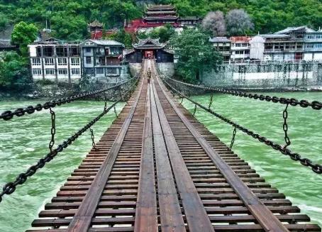 泸定桥上的大铁环是怎么修上去的,泸定桥上的铁环为什么几百年不烂