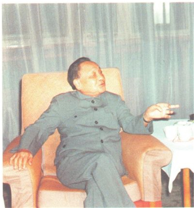 1997年香港回归场景如何？彭定康垂头丧气，一家人离港前痛哭流涕