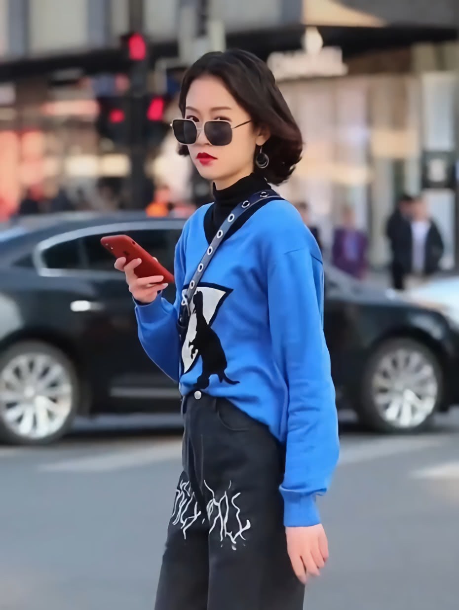 小姐姐的靴子可真有趣，不需要绑鞋带，却在上面钻了16个孔！