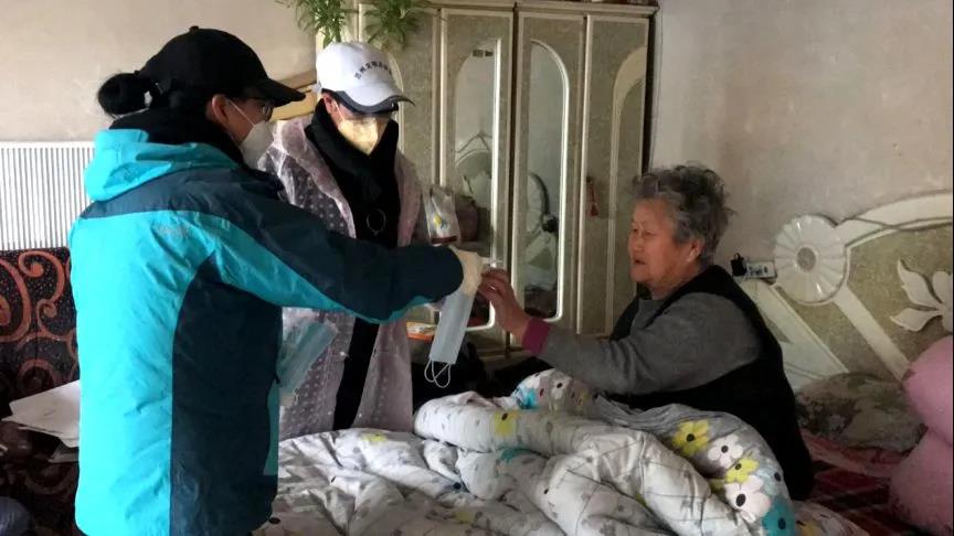 为困难群众开通医保服务绿色通道,开通绿色通道暖心护送