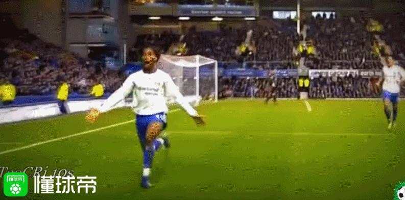 老球迷在球场,老球迷踢足球