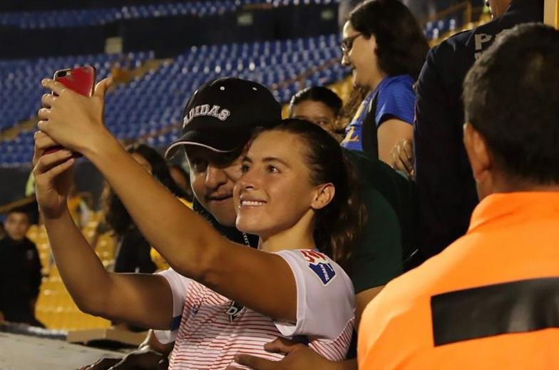 身后搂抱+袭胸!美国女运动员遭遇球迷侵犯,哈登是这支球队股东