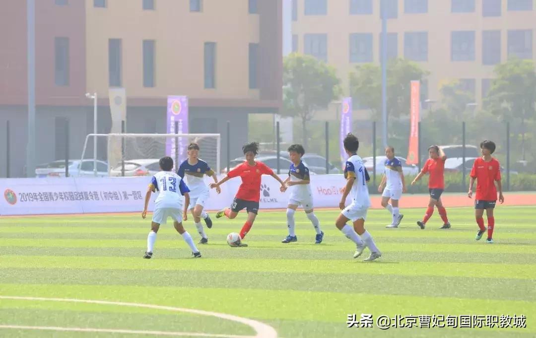 酷暑炎夏也挡不住球友打球的决心,足球绿茵场上的激情与梦想