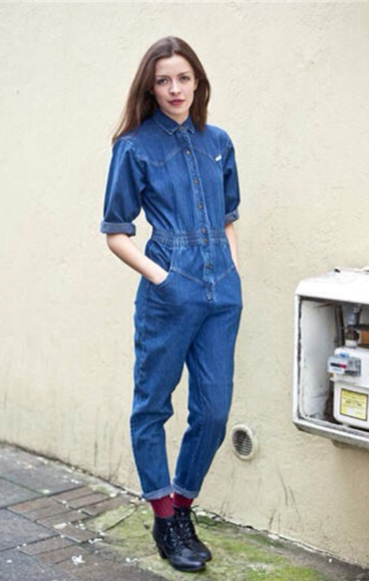 小个子女生裤子别乱买,尽量远离这3种裤子,不然显腿短还没气质