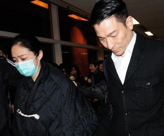 放弃豪门生活，为刘德华默默付出23年青春，朱丽倩有多能忍？