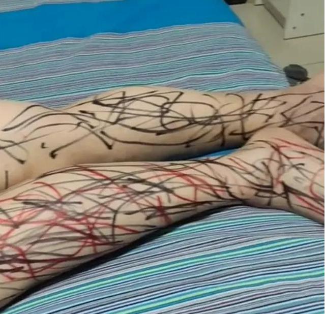 4岁萌娃在醉酒爸爸身上画画,4岁的萌娃在爸爸身上作画