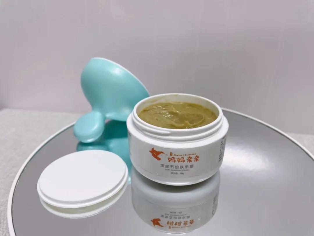 妈妈亲亲小宝宝的脸蛋,妈妈亲亲宝宝脸蛋