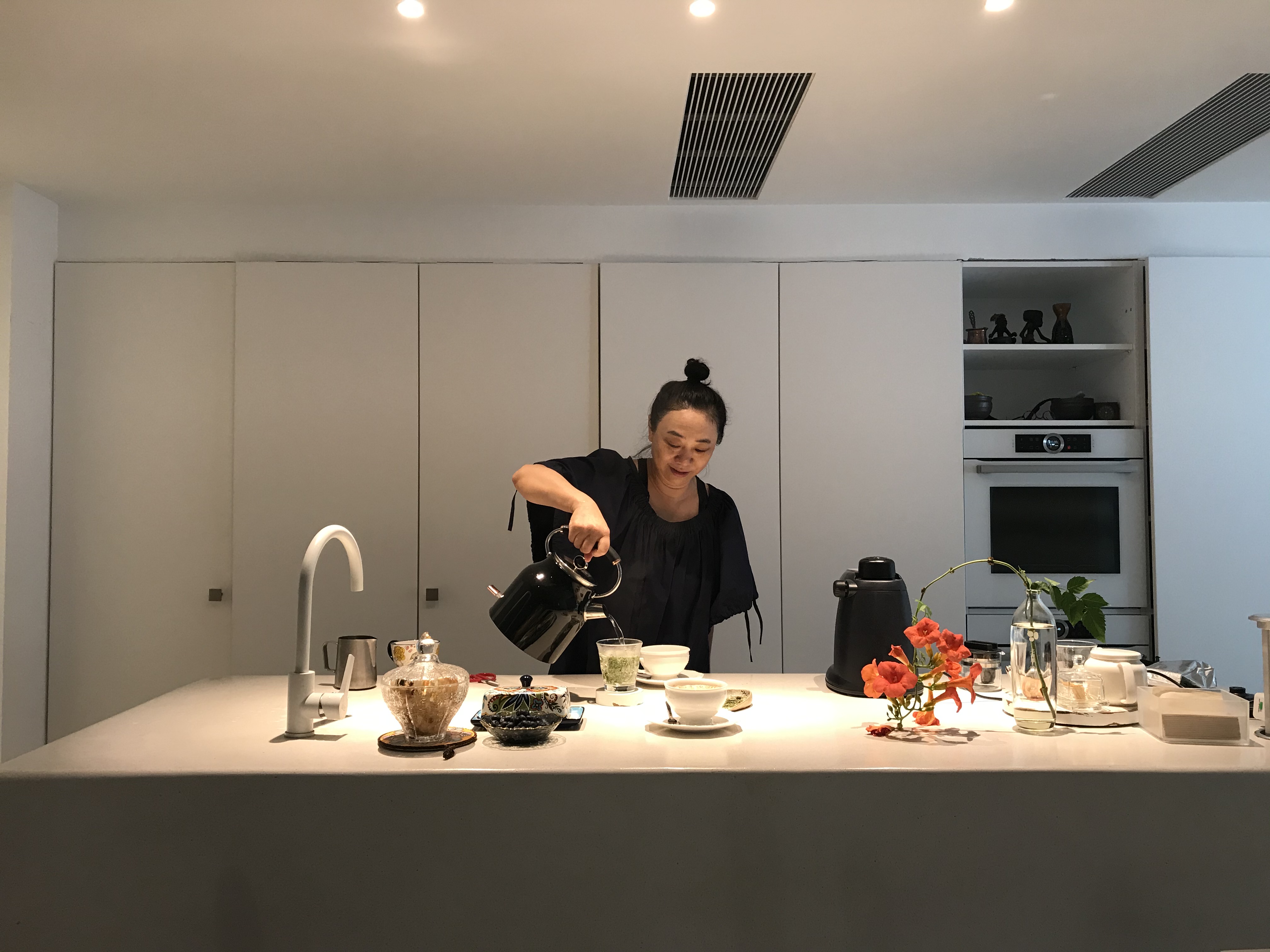 这对夫妇的家，用上海老洋房的地板铺浴缸，用石英砂做“茅厕”