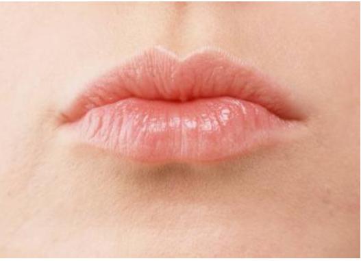嘴唇干燥起皮用什么润唇膏最好,为什么涂了润唇膏嘴巴容易起皮
