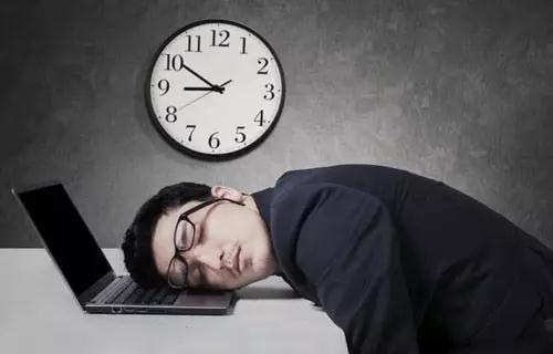 年轻人要努力工作但不要拼命,年轻人努力工作更好的生活