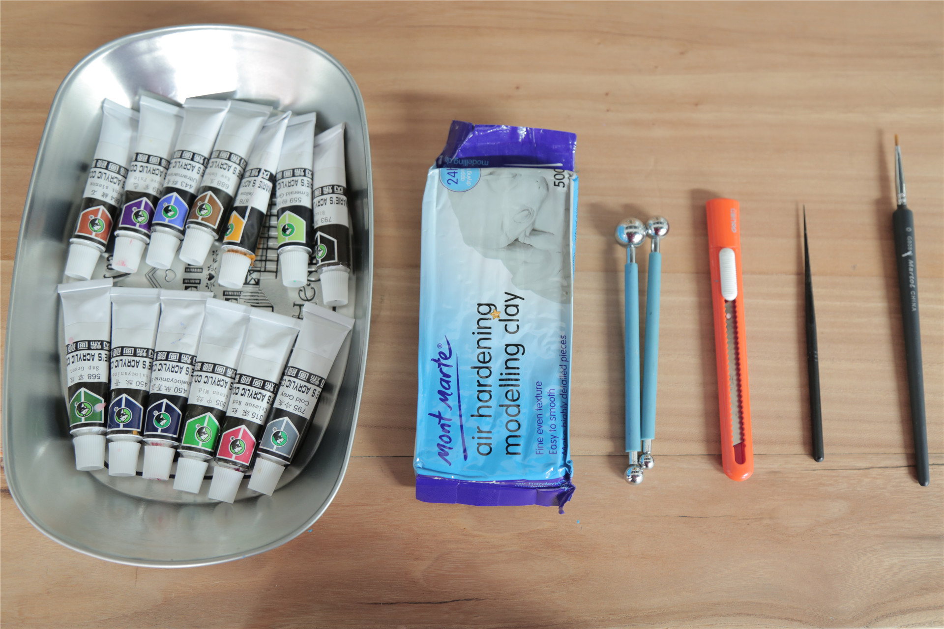 捏几块可爱的粘土,用粘土制作可爱小男孩