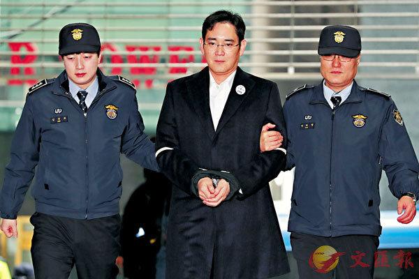 普京穿一套黑风衣,普京穿黑衬衫披外套