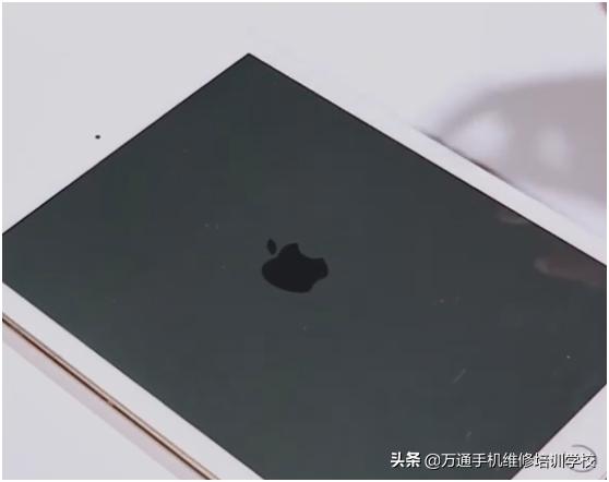 iPadAir2被锁了,师傅用一个仪器把它解锁了