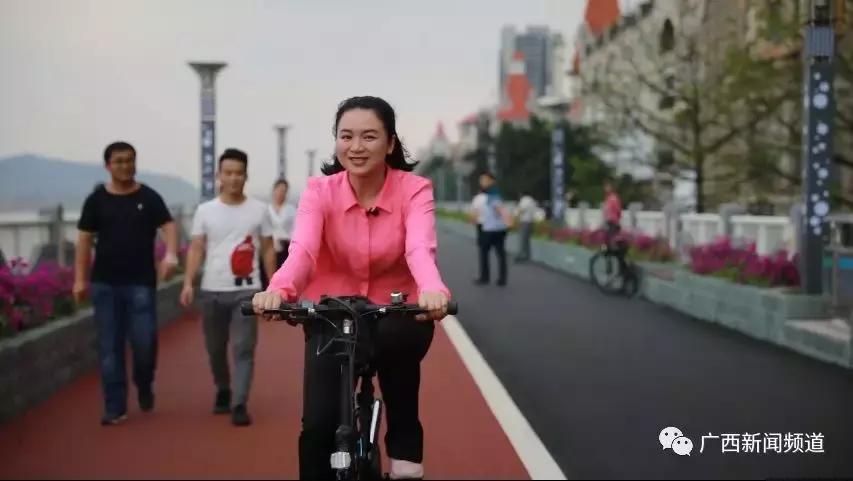 脚踩150℃!记者采访沥青路面铺设者时中暑晕倒