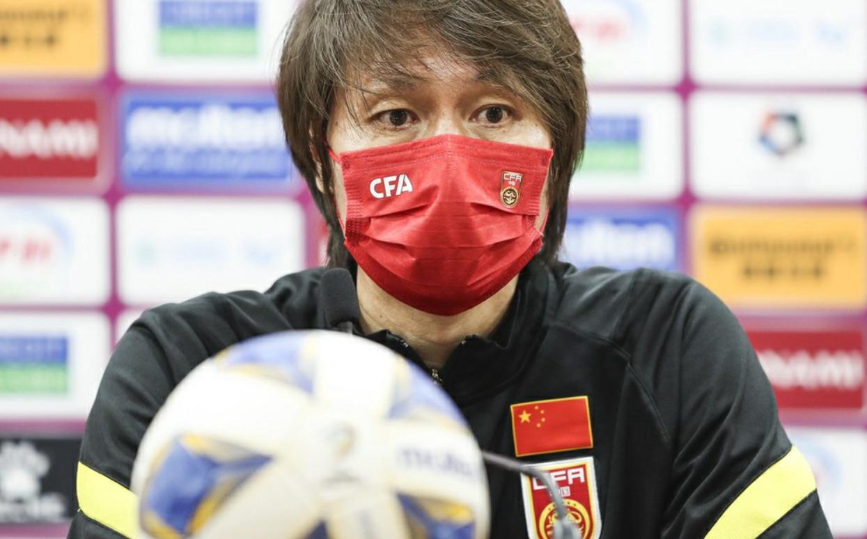 喷完一通，安然入睡！李铁醒来不忘“发广告”，800万年薪真好挣