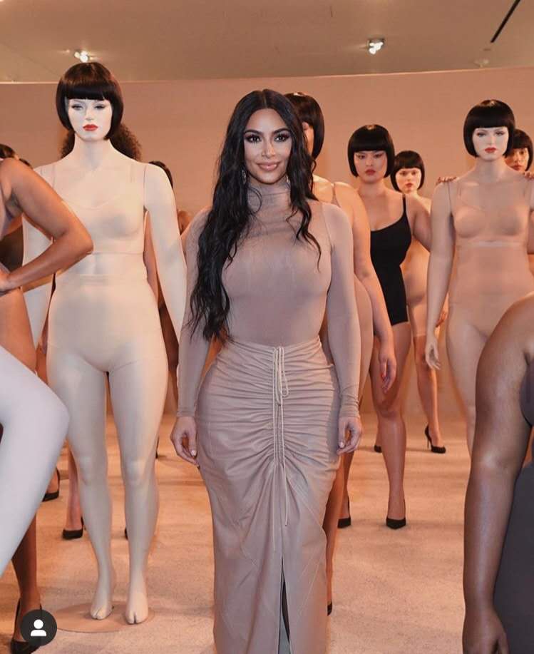 卡戴珊裸色系穿搭,卡戴珊裸色风格