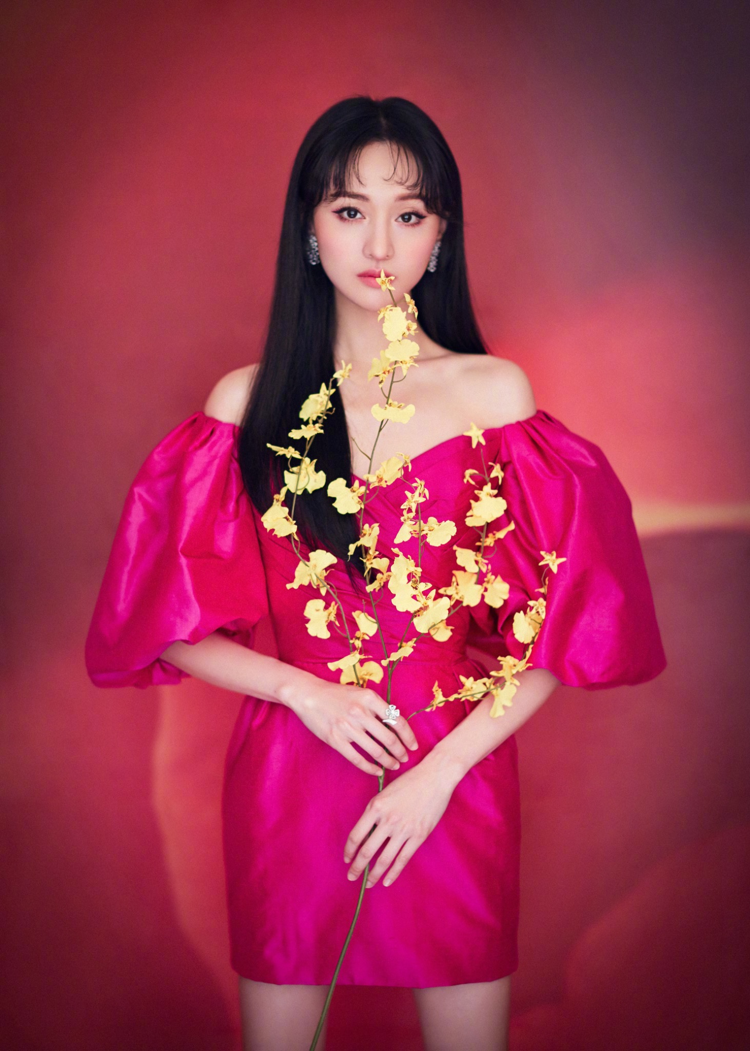 露肩上衣肩上有两根松紧线怎么穿,优秀的肩部线条