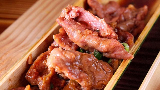 蒸鱼用竹筷子架上放盘子,用竹筒蒸的饭叫什么