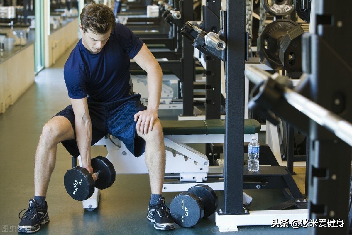 只需一个动作锻炼全身肌肉,一副哑铃怎么锻炼手部肌肉
