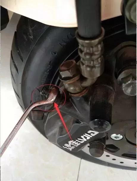 碟刹刹车把很硬还是感觉刹不住车,摩托车碟刹很硬但刹不住怎么回事