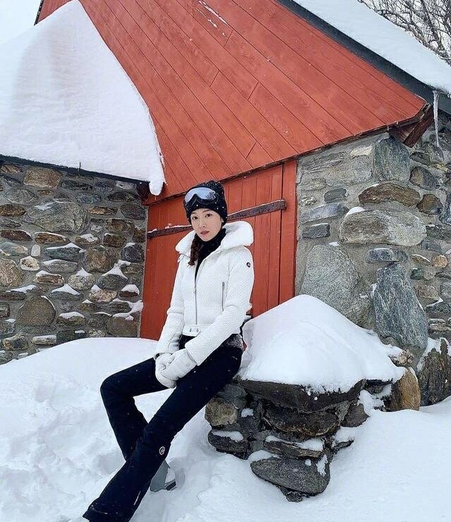 郑秀妍的品牌羽绒服,郑秀妍穿滑雪服