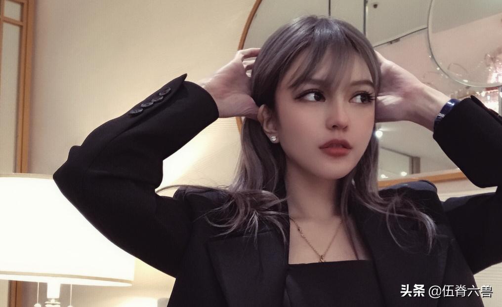 周扬青坐在詹姆斯旁边搞笑评论,周扬青坐詹姆斯旁边视频