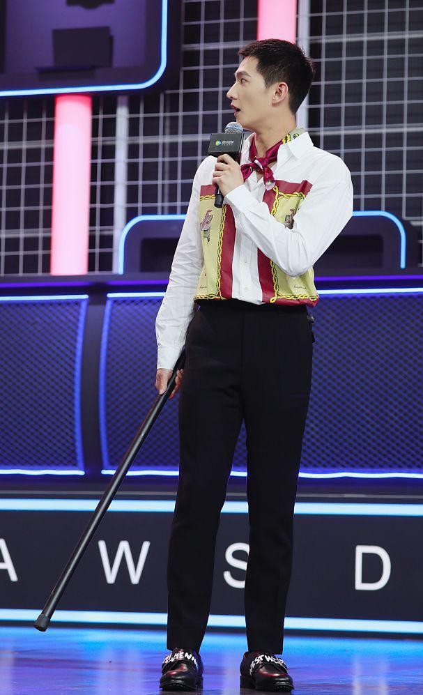 齐刘海短发男杨洋,杨洋穿的黑色马甲搭配黑色衬衣