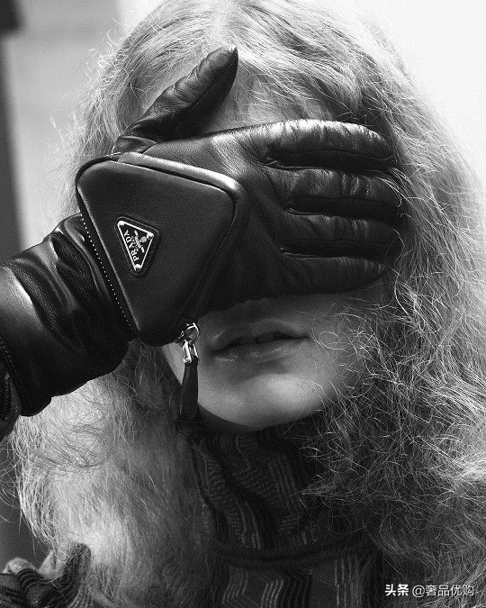 prada新款刺绣宽肩带,prada三角徽标外套