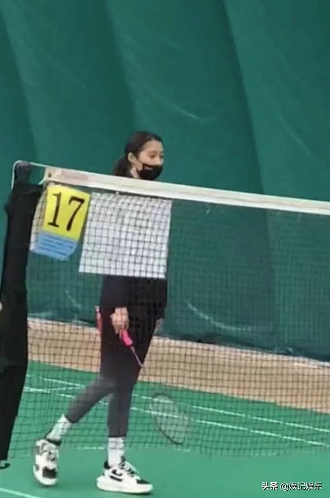 偶遇鹿晗关晓彤穿情侣装吃火锅,偶遇关晓彤和她合影