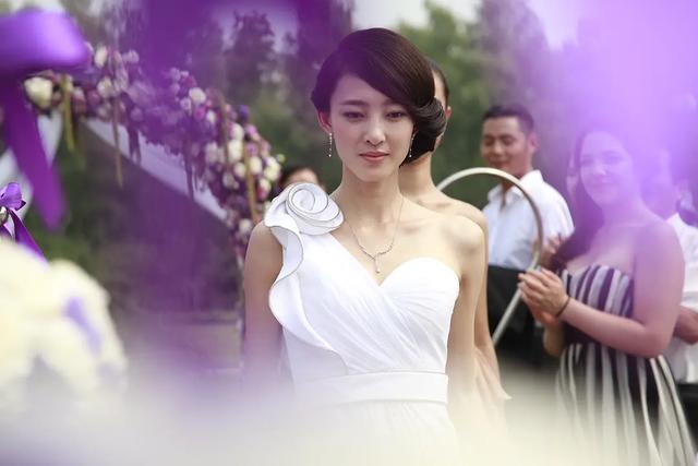 婚礼上新郎收到一个信息当场悔婚,结婚新郎收到一条短信当场悔婚