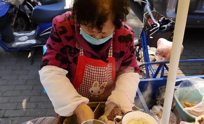 摆摊卖男女老少都爱吃的特色小吃,摆摊卖自制手工小吃