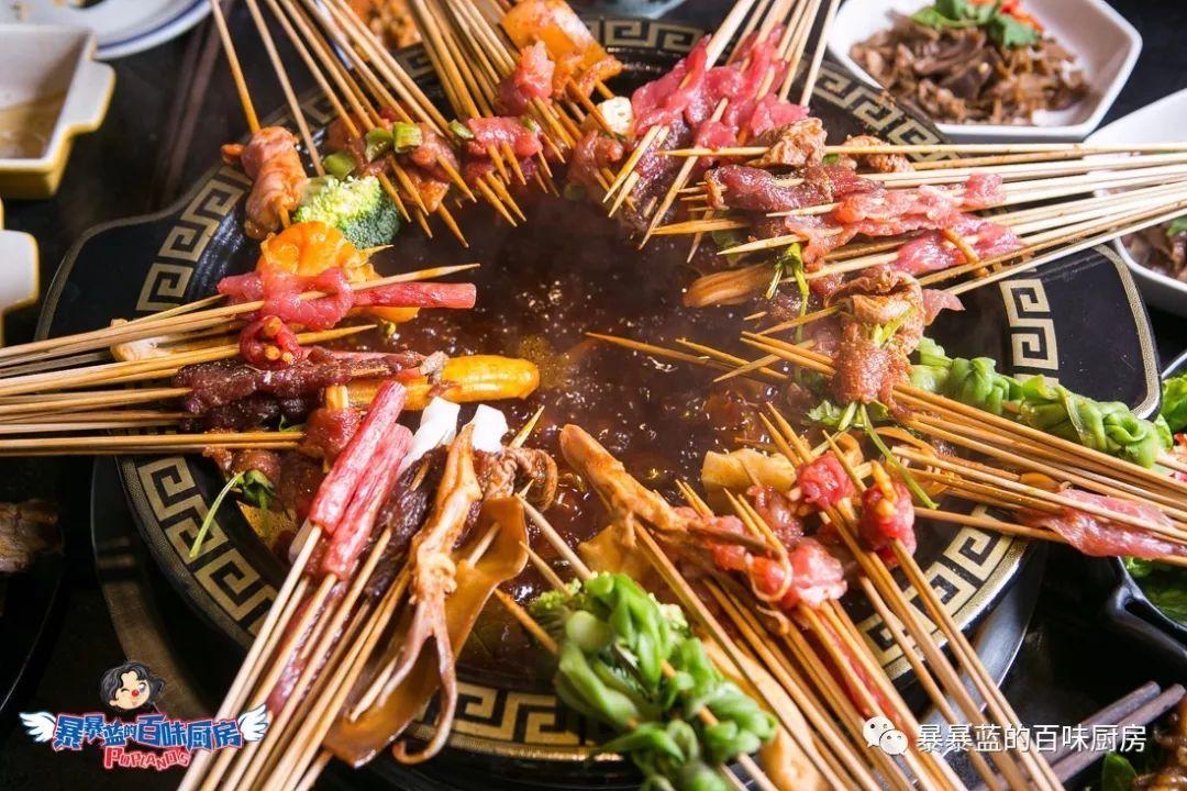 当成都老板爱上沈阳老雪,他开的串串香店锅底都有1瓶大绿棒