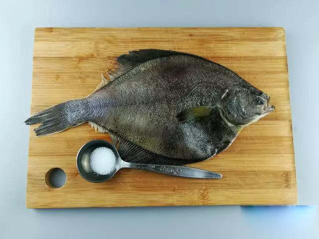 煎鱼怎么不破皮又香酥,煎鱼不粘锅教你正确煎鱼方法