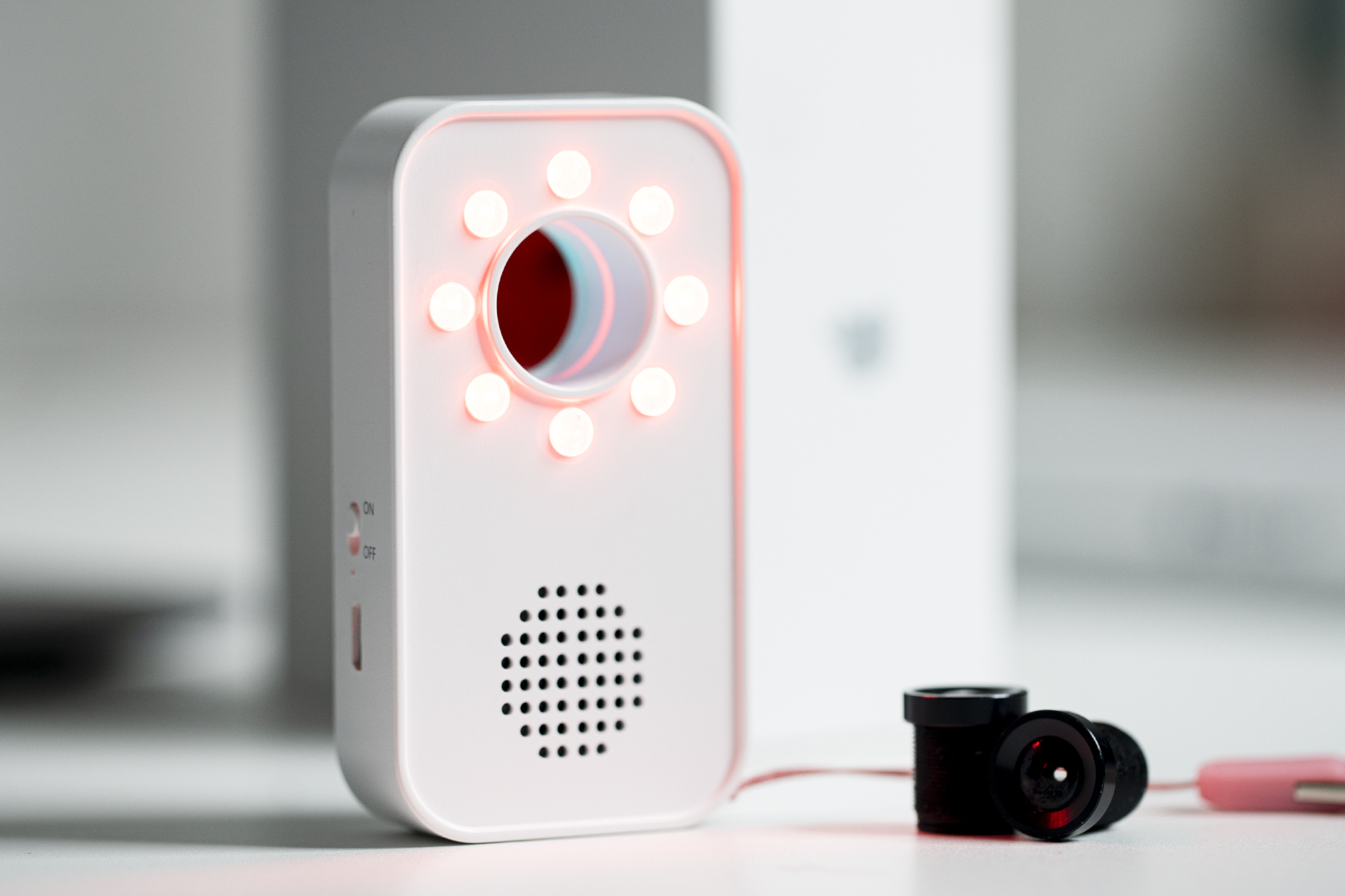 租客发现针孔摄像头,发现公寓有针孔摄像头房东倒霉吗