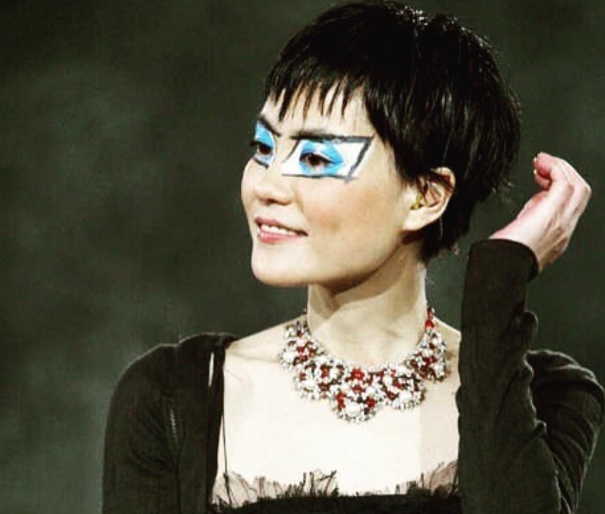 王菲年轻时穿搭高级感,最新王菲的穿衣搭配图片