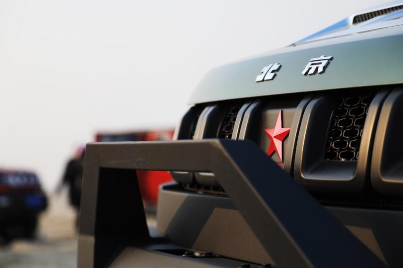 普拉多对比新bj40实车照片,开老款丰田普拉多2700视频