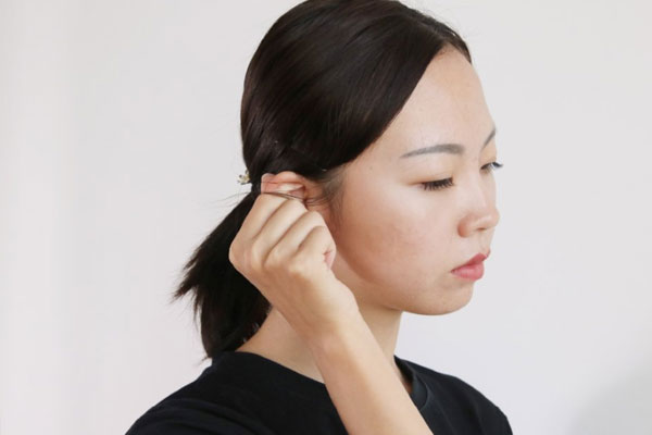 为什么有些人耳朵分泌物多,耳朵很油有什么说法