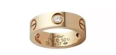 彩金戴在白衣服上会掉色什么原因,彩金戴时间长了会难看吗