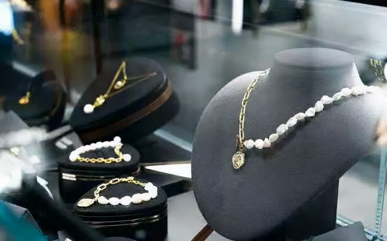 个人大量购买黄金,一出手就买上百万的珠宝