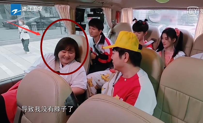 贾玲瘦脸瓜子脸,鞠婧祎教贾玲扎马尾