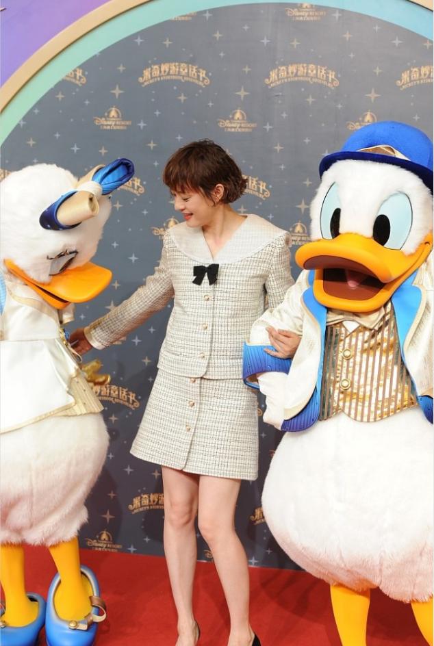 孙俪穿搭减龄半身裙短发长腿,孙俪的新发型减龄又甜