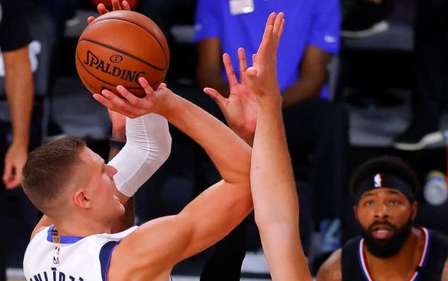 波什右膝,波什半月板撕裂东契奇