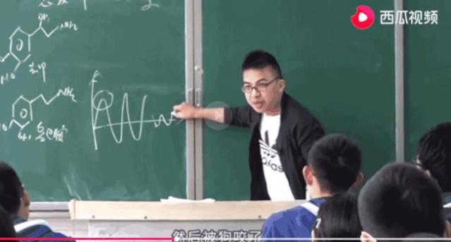 手机平行于黑板，镜头扭转的教育